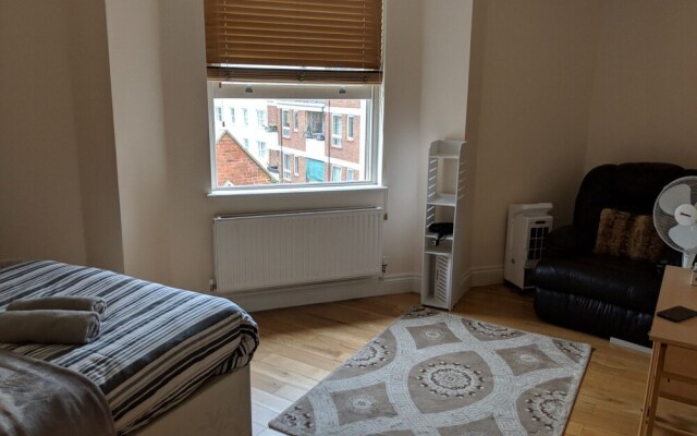 2 Bed Flat by Shoreditch Station Zone 1