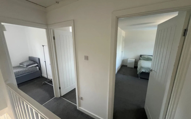 3 Bedroom House - Sleeps 6 & Free Parking