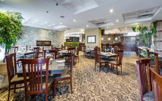 Monte Carlo Inn Airport Suites