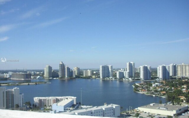 Fabulous Waterfront 2BR 2BA Trump Tower Apartment 6 Guests