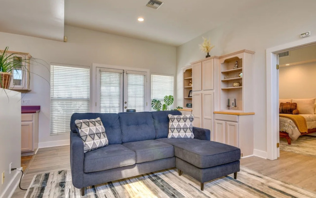 Luxe Pasadena Casita w/ Fireplace & Grill