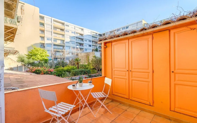 Large Air-conditioned One-room Apartment - Terrace