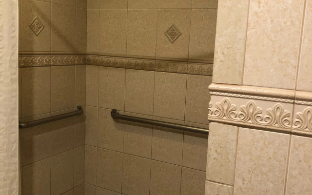 Walnut Inn & Suites West Covina