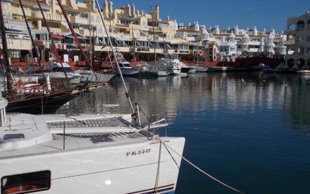 TIMON II, Luxury 3 bedroom Beachside Apartment