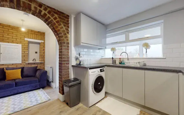 Lovely 3 Bedroom House in Dagenham With Parking