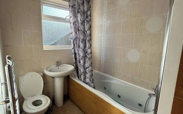 Modern 3 Bed/free Parking/10 Mins Walk to Station