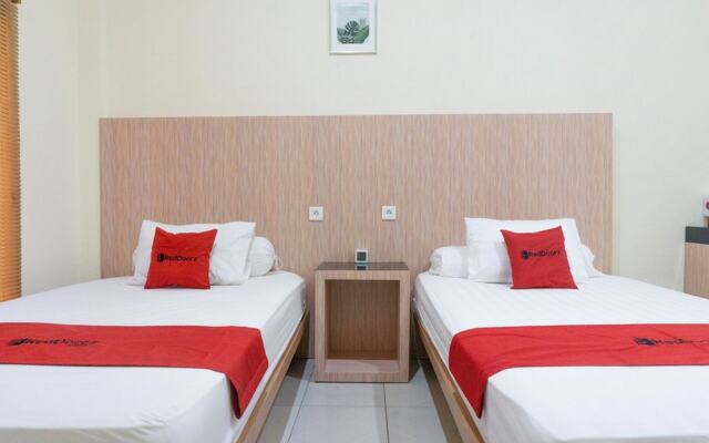 RedDoorz Syariah near Sultan Muhammad Kaharuddin Airport