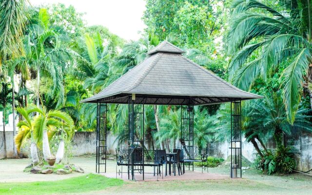 Las Palmeras Apartelle by OYO Rooms