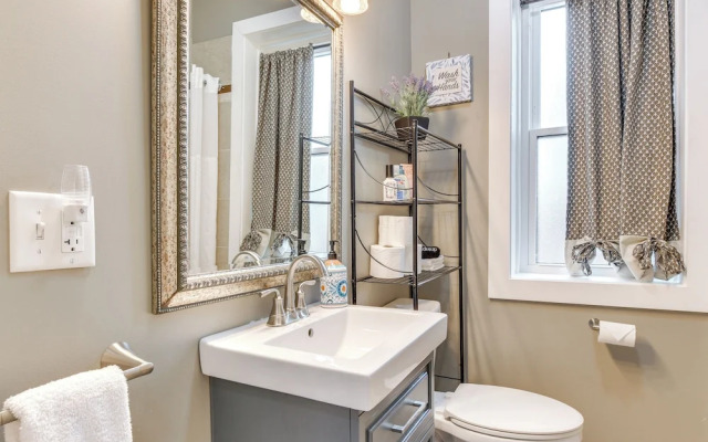 Pet-friendly Family Apartment - Near NU Campus!
