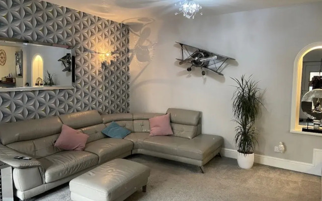 Home by the Sea Quirky Three Bedroom Family House