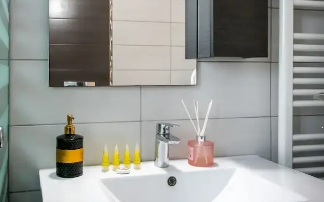 Charming 2BR retreat near market & beach