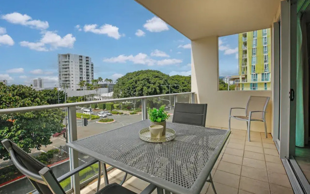 Apartment in the City with Pool and BBQ