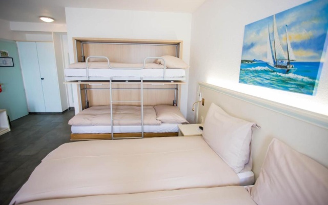 Hotel Du Port – Guest Rooms – Villeneuve