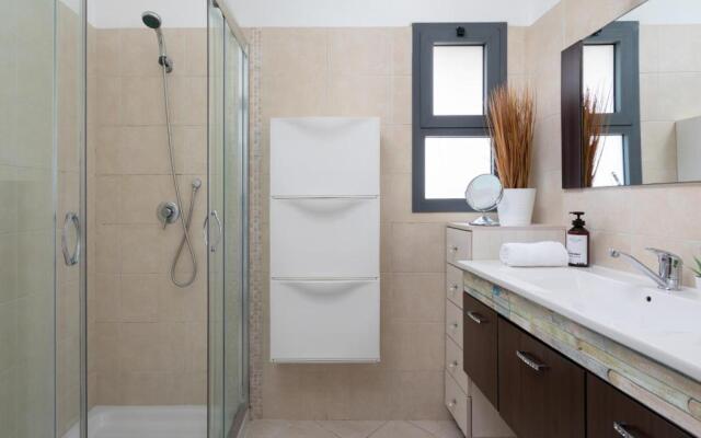Bright 1BR in Pinsker by HolyGuest
