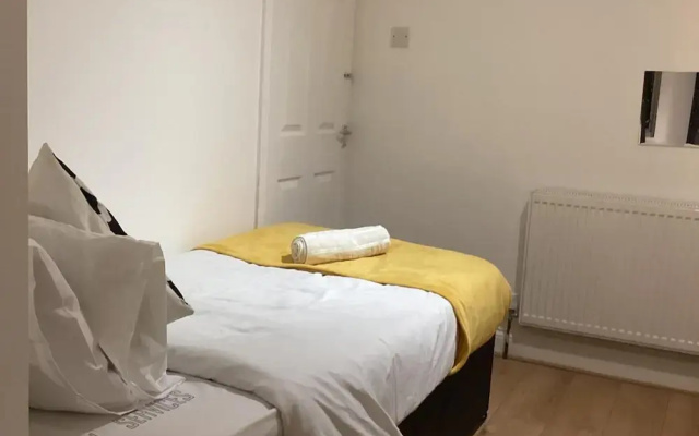 London Heathway Bliss - Spacious 4-bed House