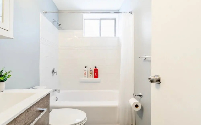 1BR - King Bed Apt With Netflix - Prime Location