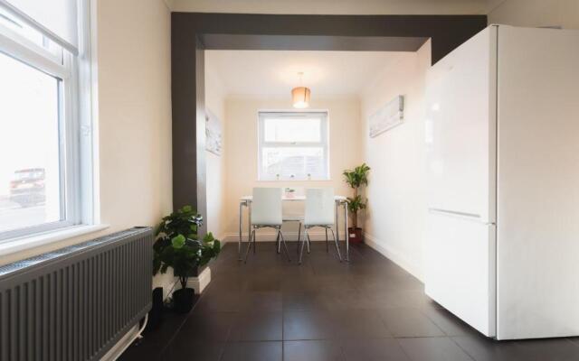 6 bed Residential home with Parking