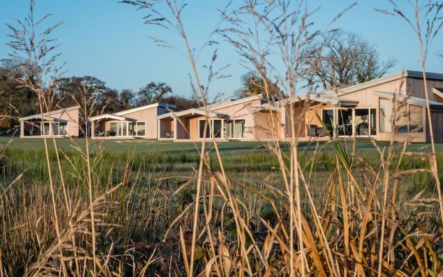 Executive Lakeside Lodge at Mullans Bay