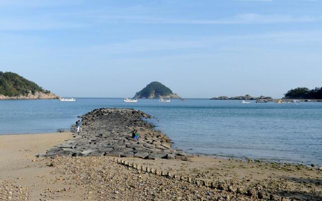 Gyeongsang Namhae Haebyeon Tongnamu Pension