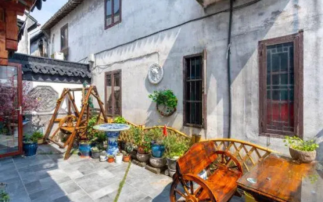 Zhouzhuang Linshui Renjia Inn
