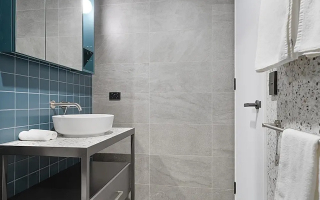 Modern Studio in Fremantle With Stunning Rooftop