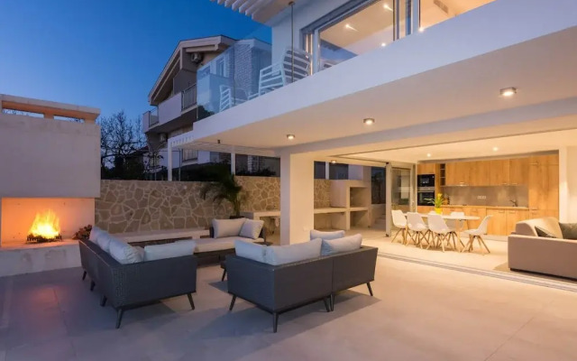 Luxurious Villa in Kozino With Fenced Garden