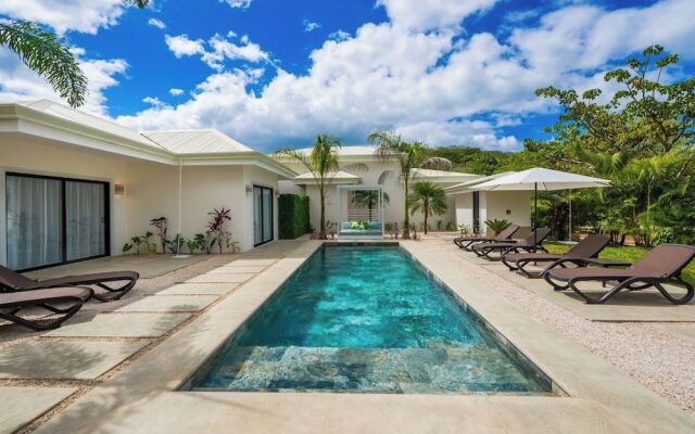 New Oasis in Gated Community With Pool Breakfast