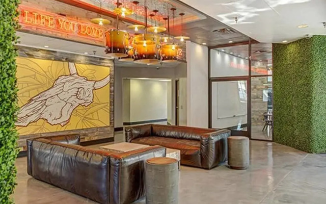 UT Suite + Pool + Gym