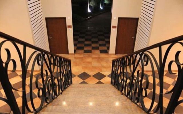 Confident Amoon - The Glamour Spa and Resort