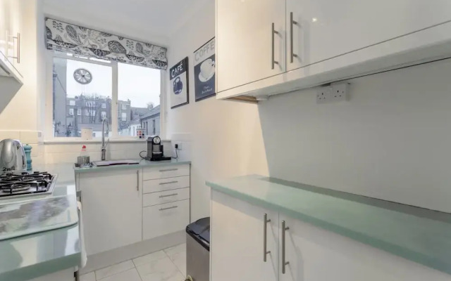 2 Bedroom Flat With Balcony In Chelsea
