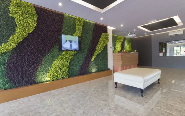 Oyo 44099 Tt Dorf Hotel