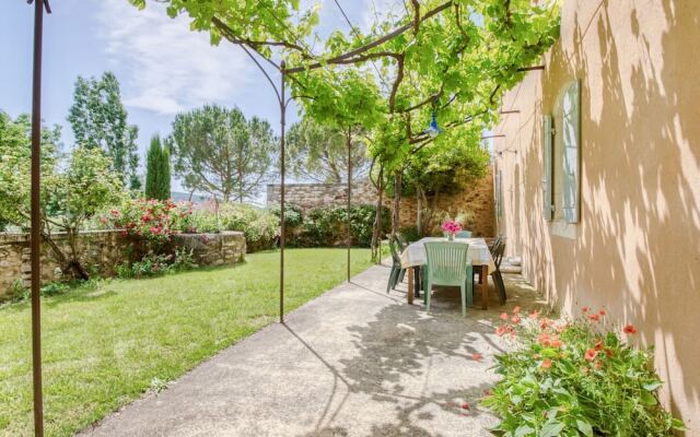 Quaint Holiday Home in Rustrel With Swimming Pool