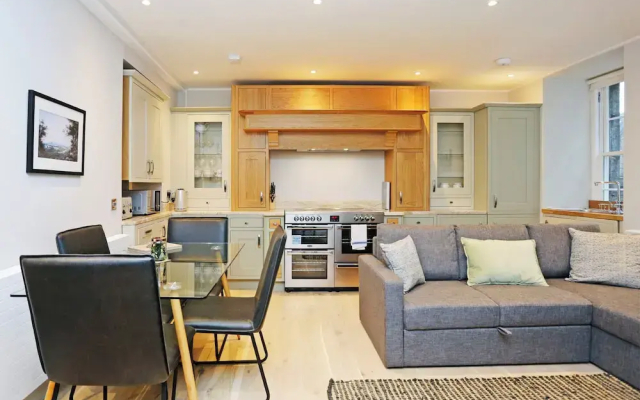 JOIVY Newly Refurbished Apartment on the Historic Royal Mile