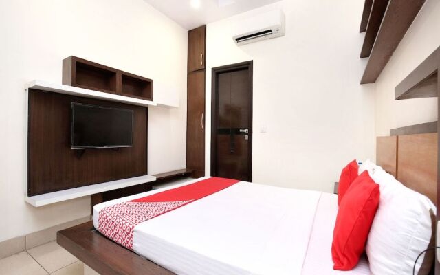 OYO 16827 Hotel Grand M Lajjo