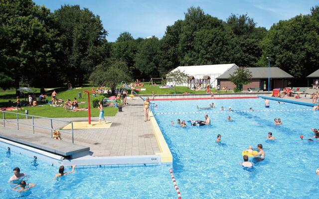 Cozy Chalet w/ Pool Access