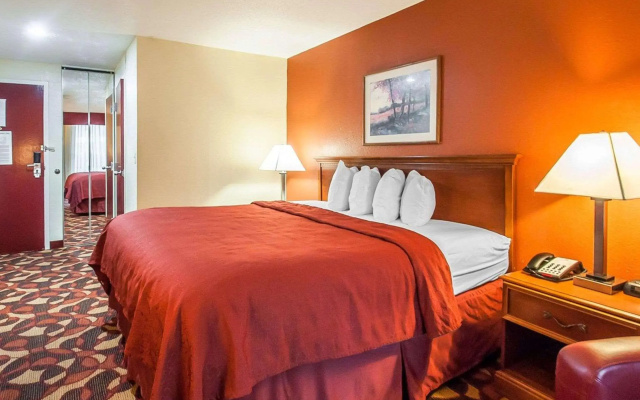 Quality Inn & Suites Kansas City I-435N Near Sports Complex