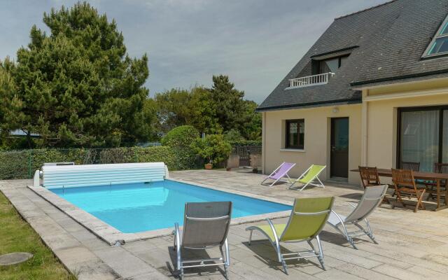 Spacious Villa in Concarneau with Swimming Pool