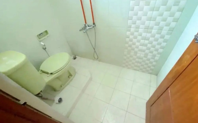 SPOT ON 91343 Kartika Guest House SyariahNearPantai Stres