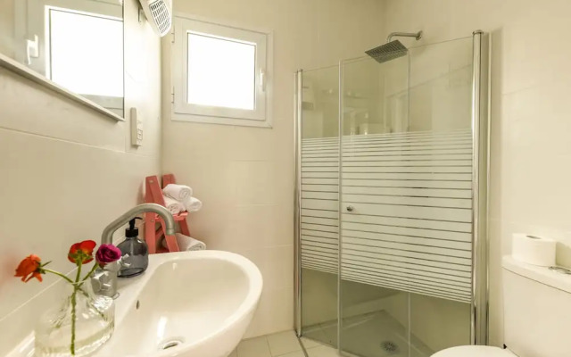 Seaside Escape with Private Patio by Sea N Rent