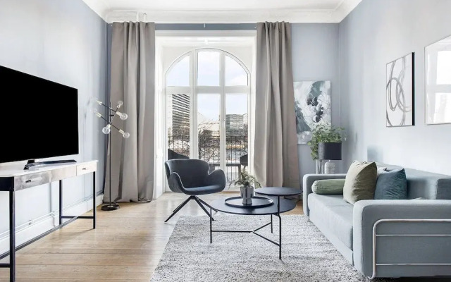 Sanders Promenade - Chic 2-bdr Apt w Water View