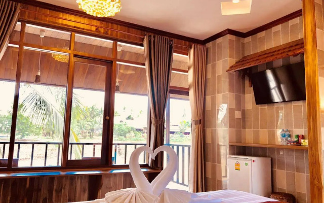 Merry Riverside Hotel