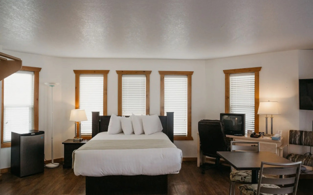 Golden Village Lodge