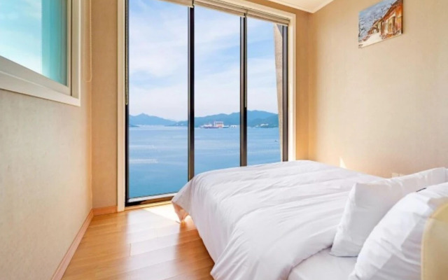 Geoje Sea and Blue Pool Villa