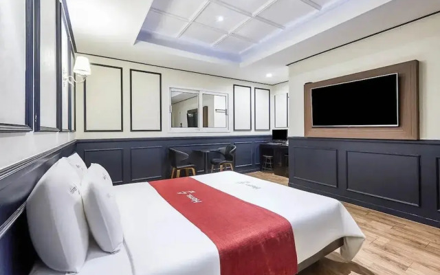 Hotel Forest River Novel