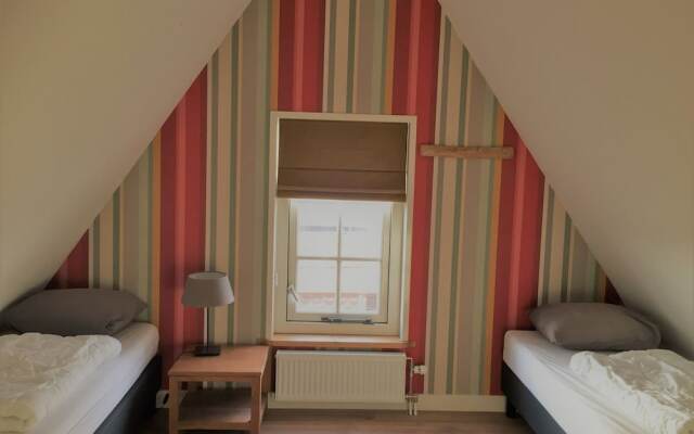 Lush Villa with Hot Tub, Private Fenced Garden in Hippolytushoef