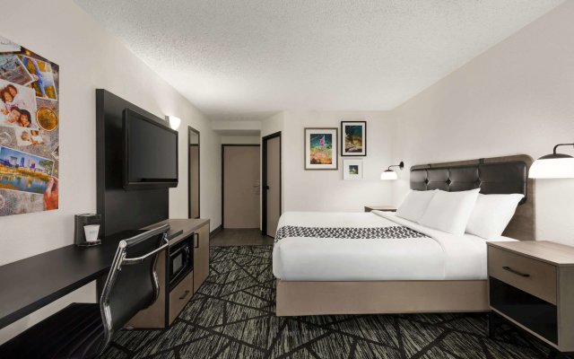 La Quinta Inn & Suites by Wyndham Cleveland Airport West