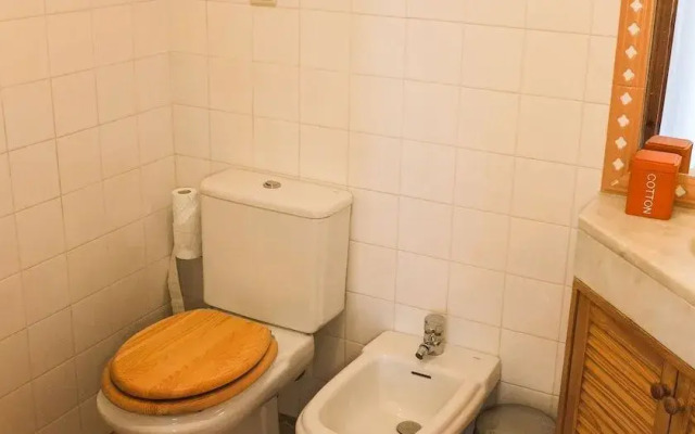 Quiet and Sunny central Lisbon apartment