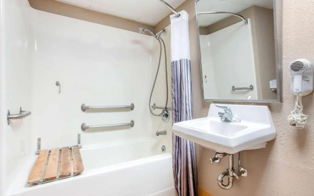 La Quinta Inn & Suites by Wyndham Indianapolis South