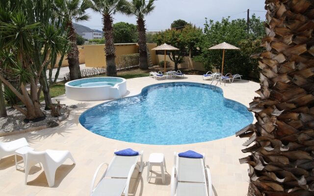 "xenos Villa 2. With 5 Bedrooms , Private Swimming Pool, Near the sea in Tigaki"