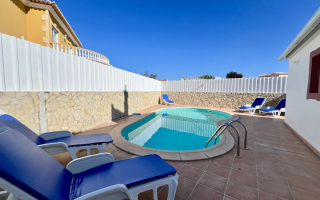 Pêra Stylish Villa With Pool by Homing